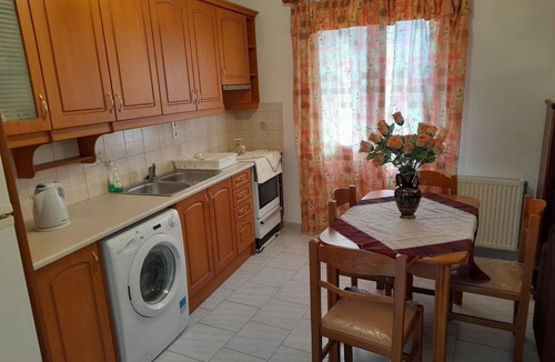 Peroulades Apartment | Apartment 'Alexandros' with Private Terrace, Wi-Fi and Air Conditioning