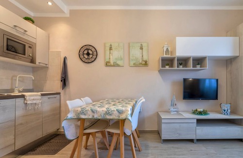 Lido Apartment | Apartment 'Alghero Via Lido' with Shared Pool and Air Conditioning