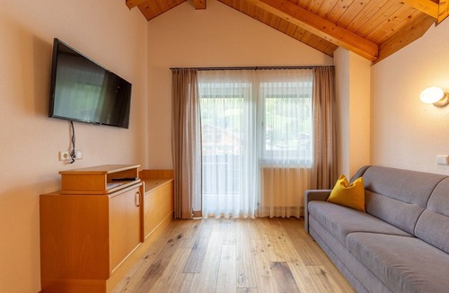 San Candido Apartment | Apartment 'Alpengruss Terra' with Mountain View, Shared Garden and Wi-Fi