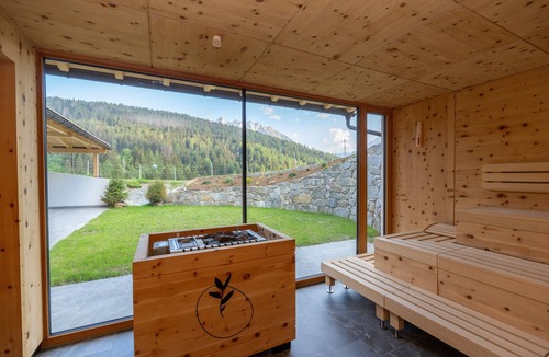 Valle San Silvestro Apartment | Apartment 'Altmessnerhof Wiesenklee' with Mountain View, Shared Terrace and Wi-Fi