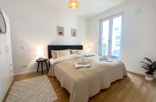 Schoenefeld Apartment | Apartment am Flughafen, Glasfaser-Internet, Waschmaschine