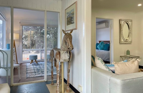 Duncan Apartment | Apartment amongst the Kangaroos and only a 3 minute walk to Snelling Beach
