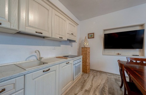 Lizzanello Apartment | Apartment 'Anghelos - Cagginara' with Shared Terrace, Air Conditioning, Garden & Barbecue