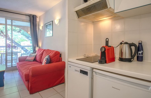 Cavalaire-sur-Mer Apartment | Apartment "Appartement Cavalaire Sur Mer" with Private Terrace, Shared Pool & Wi-Fi