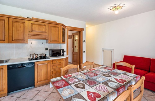 Rocca Pietore Apartment | Apartment 'Appartamento Bilocale 3' with Mountain View, Shared Garden and Wi-Fi