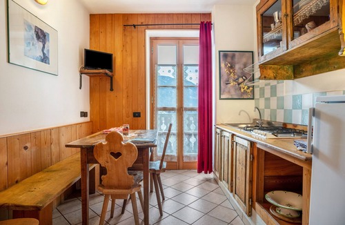 Caldes Apartment | Apartment 'Appartamento Moti' with Mountain View, Shared Garden and Balcony