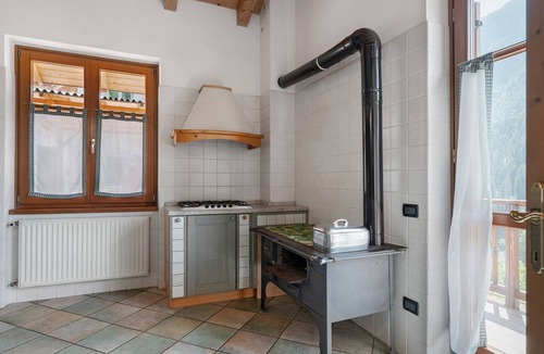 Caldes Apartment | Apartment 'Appartamento Red Star' with Mountain View, Shared Garden and Wi-Fi