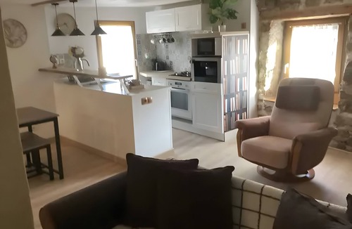 Saint-Romain Apartment | Apartment 'Appartement De Charme Saint-Romain' with Wi-Fi and Air Conditioning