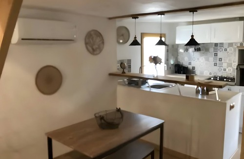 Saint-Romain Apartment | Apartment 'Appartement De Charme Saint-Romain' with Wi-Fi and Air Conditioning