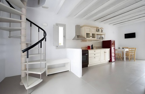 Psathi House | Apartment at 'Echinousa Kimolos Maisonette no3' Hotel with Sea View, Wi-Fi, and Air Conditioning