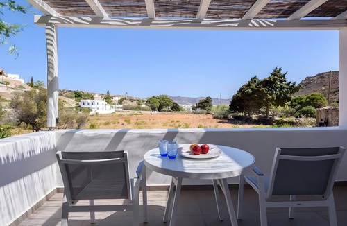 Psathi House | Apartment at 'Echinousa Kimolos Maisonette no3' Hotel with Sea View, Wi-Fi, and Air Conditioning