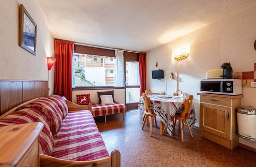 Les Bruyeres Apartment | Apartment 'Au Pied Des Pistes' with Balcony