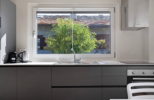 Senin Apartment | Apartment 'Aurelie' with Mountain View, Balcony and Wi-Fi
