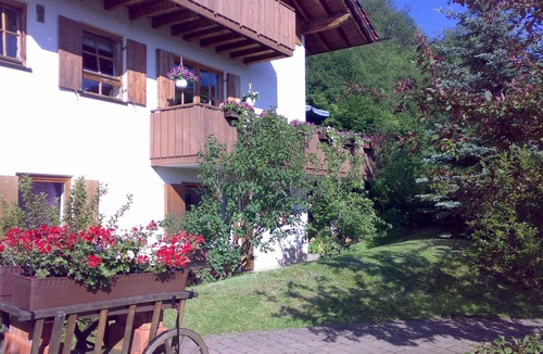 Lonsee Apartment | Apartment 'B' with Private Terrace and Wi-Fi
