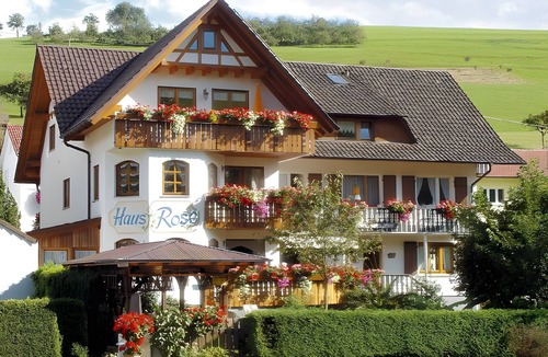 Oberharmersbach Apartment | Apartment 'Bauernstüble' with Shared Terrace, Shared Garden and Wi-Fi