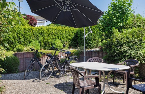 Meschede House | Apartment 'Bianca' with Lake View, Private Terrace and Wi-Fi