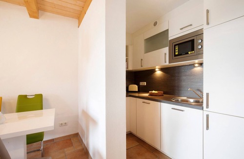 Mickhausen Apartment | Apartment 'Birkethof - Fernblick' with Mountain View, Private Terrace and Wi-Fi