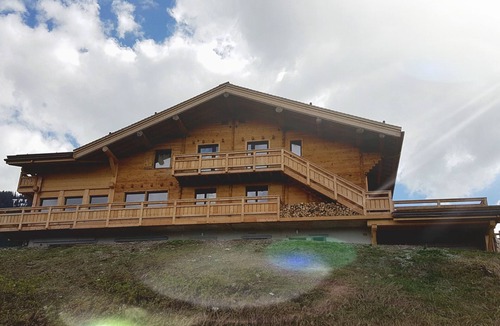 La Clusaz Apartment | Apartment "Borderan" with Mountain Views, Jacuzzi, Balcony and Wi-Fi