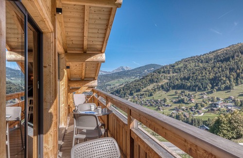 La Clusaz Apartment | Apartment "Borderan" with Mountain Views, Jacuzzi, Balcony and Wi-Fi
