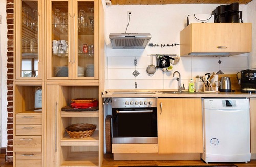 Kirchenlamitz Apartment | Apartment "Buchhaus Vier - Erdgeschoss" with Shared Terrace & Wi-Fi