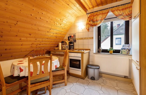 Kirchenlamitz Apartment | Apartment "Buchhaus Vier - Dachgeschoss" with Shared Terrace & Wi-Fi
