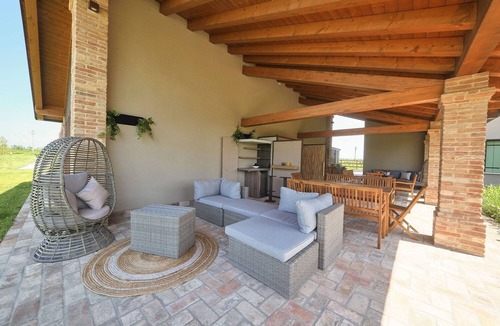 Latisana Apartment | Apartment 'Ca' Marano Green' with Shared Pool, Wi-Fi and Air Conditioning
