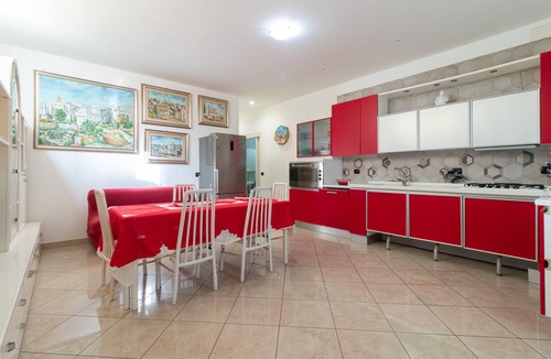 Santeramo in Colle Apartment | Apartment 'Casa Luxury' with Shared Terrace, Wi-Fi and Air Conditioning