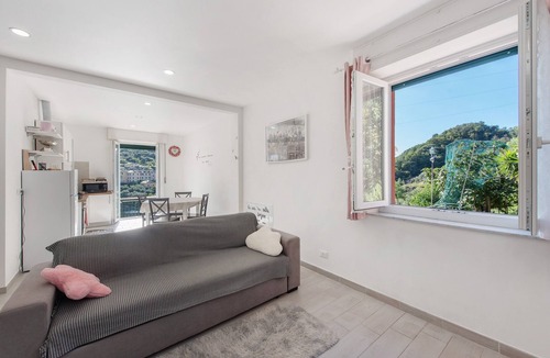 Voltri Apartment | Apartment 'Cà Teodoi' with Sea View, Wi-Fi and Air Conditioning