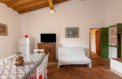 Donoratico Apartment | Apartment 'Casa Adele' with Shared Garden and Wi-Fi