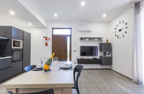 Gioiosa Marea Apartment | Apartment 'Casa Gioiosa' with Sea View, Wi-Fi and Air Conditioning
