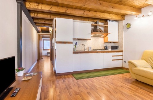 Mirano Apartment | Apartment "Casa Giuly" with Wi-Fi & Air Conditioning