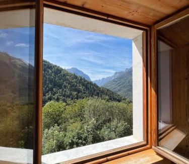Oz-en-Oisans Apartment | Apartment Cascade 3 minutes from Alpe d Huez Grand Domaine via Oz en Oisans