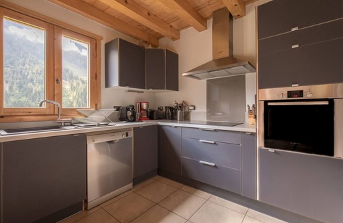 Hauteluce Apartment | Apartment 'Chalet Evasion - 13 People' with Mountain View, Shared Garden and Wi-Fi