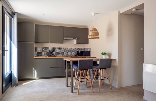 Les Camoins Apartment | Apartment 'Cocon Avec Piscine Et Jardin' with Shared Pool, Private Terrace and Wi-Fi