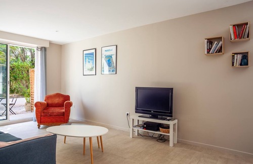 Les Camoins Apartment | Apartment 'Cocon Avec Piscine Et Jardin' with Shared Pool, Private Terrace and Wi-Fi