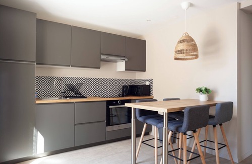 Les Camoins Apartment | Apartment 'Cocon Avec Piscine Et Jardin' with Shared Pool, Private Terrace and Wi-Fi