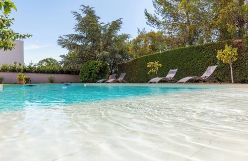 Les Camoins Apartment | Apartment 'Cocon Avec Piscine Et Jardin' with Shared Pool, Private Terrace and Wi-Fi