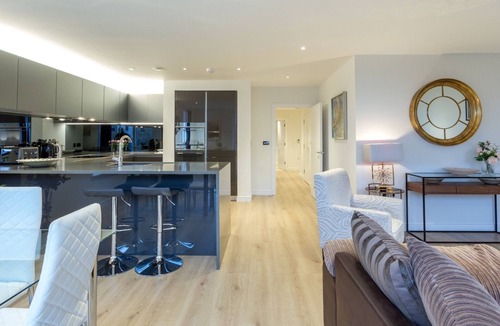 London Borough of Hounslow Apartment | Apartment-Comfort-Private Bathroom-Balcony