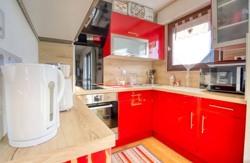 Le Praz de Lys Apartment | Apartment 'Comte Rouge' with Mountain View, Private Terrace and Air Conditioning