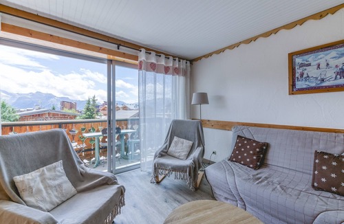 Jeux Apartment | Apartment 'Crocus 6' with Balcony and Wi-Fi