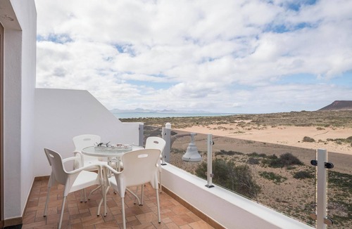 Caleta de Sebo Apartment | Apartment “Cuesta del Salado II” close to the Beach with Mountain View & Terrace