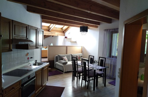Lonsee Apartment | Apartment 'D' with Shared Garden, Balcony and Wi-Fi