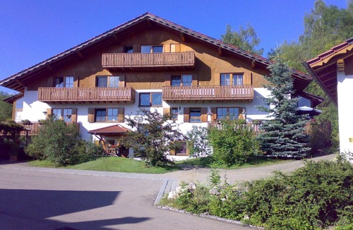 Lonsee Apartment | Apartment 'D' with Shared Garden, Balcony and Wi-Fi