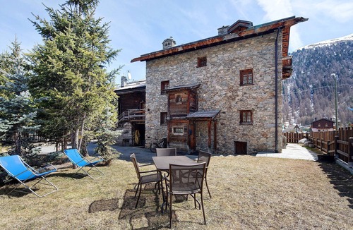 Livigno Ski Chalet | Apartment 'Devislong' with Mountain View, Shared Garden and Wi-Fi