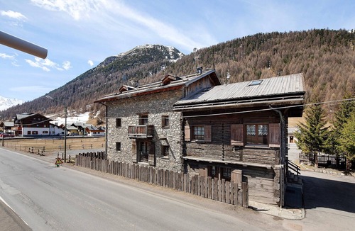 Livigno Ski Chalet | Apartment 'Devislong' with Mountain View, Shared Garden and Wi-Fi