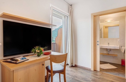 Lagundo Apartment | Apartment "Double Room" with Mountain View, Shared Pool and Wi-Fi