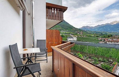 Lagundo Apartment | Apartment "Double Room" with Mountain View, Shared Pool and Wi-Fi
