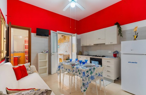 Torre Lapillo Apartment | Apartment 'Due Passi Dal Mare' with Sea View, Shared Terrace and Air Conditioning