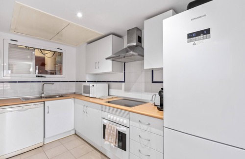 Flamenca Beach Apartment | Apartment 'El Rincon Soleado' with Shared Pool, Wi-Fi and Air Conditioning