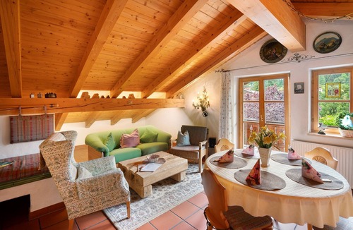 Mittenwald Apartment | Apartment 'Edelweiß Nr 5' with Mountain View, Shared Garden and Wi-Fi